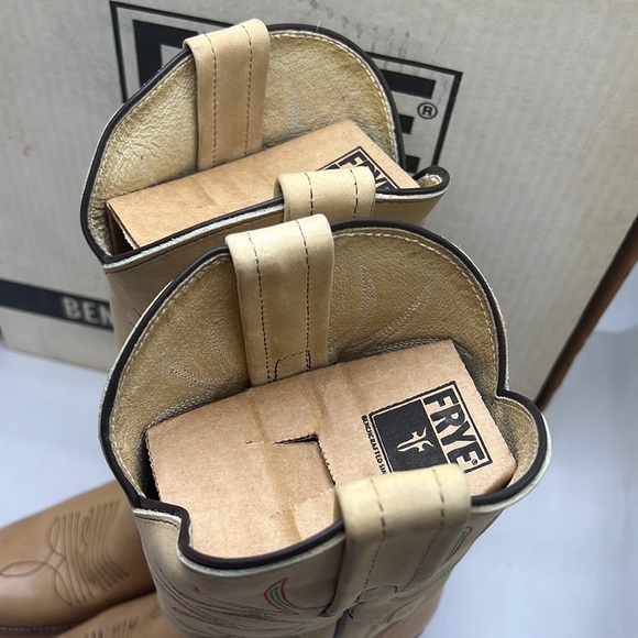 Frye vintage cowgirl cream tan boots size 8. Fits more like a 6.5 or 7 - Picture 6 of 9